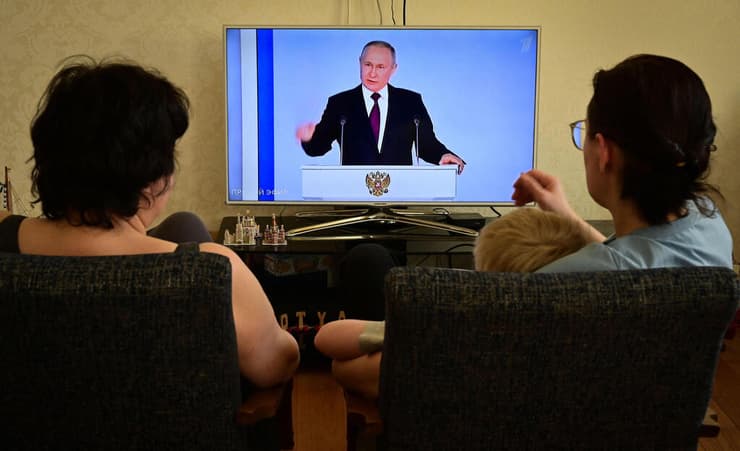 צופה ב נאום נשיא רוסיה ולדימיר פוטין