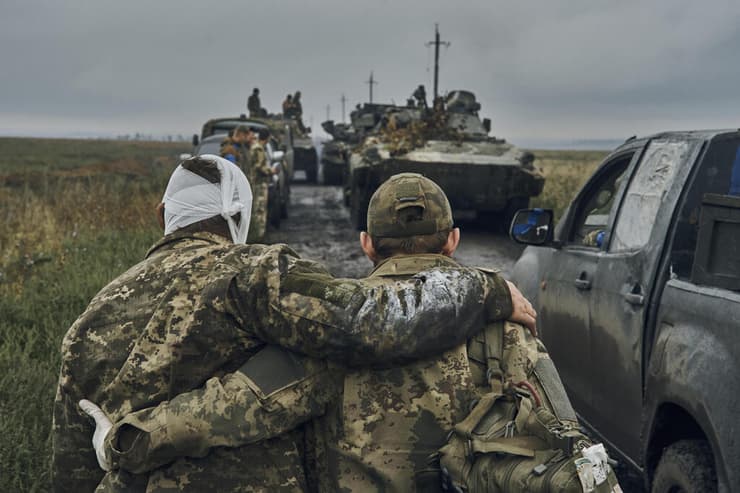 לוחמים אוקראינים באזור חרקוב אחרי שחרור שטחים במחוז הזה מידי רוסיה ספטמבר 2022 שנה ל מלחמה אוקראינה רוסיה