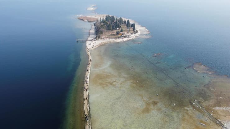איטליה בצורת אגם גרדה