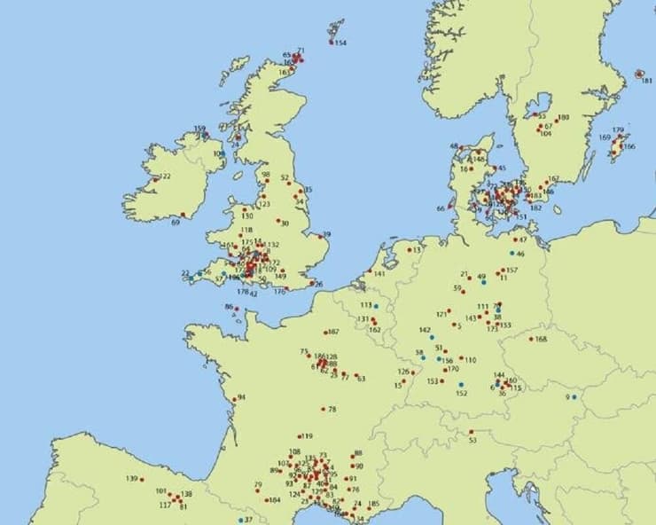 מפה של צפון-מערב אירופה המציגה אתרים ארכיאולוגיים בהם התגלו שרידי שלד ניאוליתיים עם עדות לפציעות הקשורות לשימוש באלימות פיזית (באדום) ואתרים שבהם התגלו קבורות המוניות עם עדויות לשימוש באלימות פיזית (בכחול)