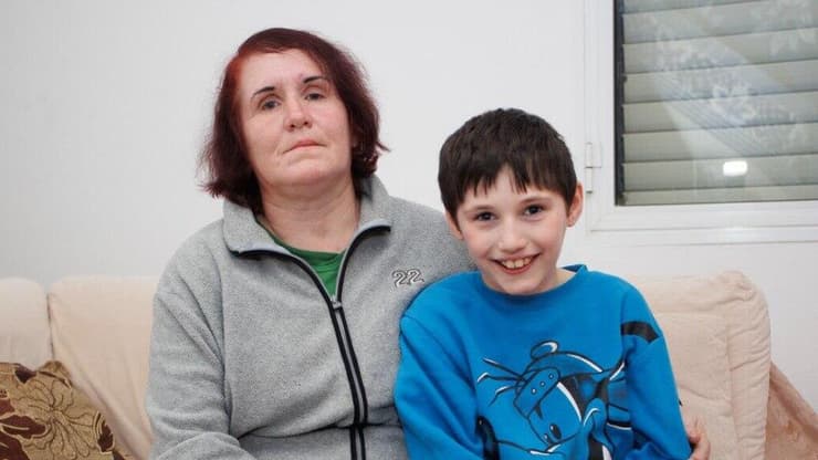 ילנה עם בנה הקטן סטסיק. מצבה הכלכלי לא אפשר לה לגדל אותו ובלב שבור היא מסרה אותו לבית יתומים באודסה (צילום: גיל נחושתן) ילנה וסטניסלב פיודורוב