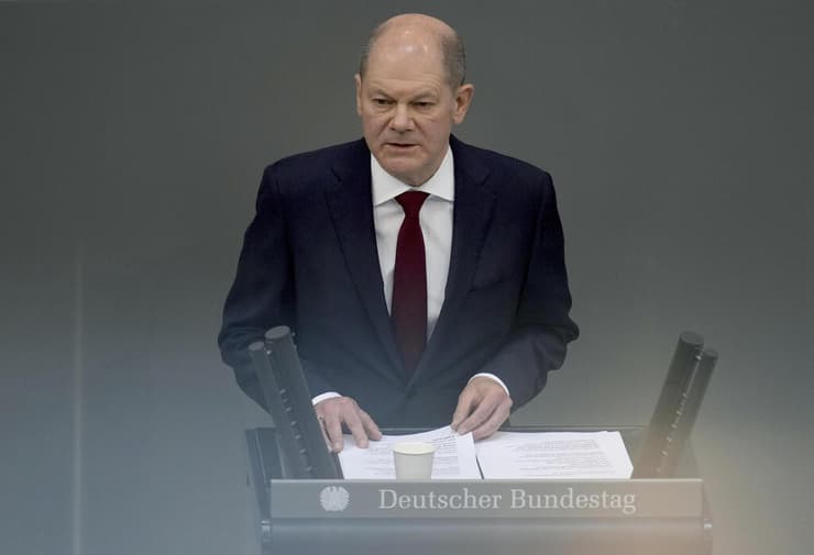 קנצלר גרמניה אולף שולץ ב-27 בפברואר 2022 בנאום בפני הפרלמנט ב ברלין שבו הכריז על השקעה מאסיבית בצבא הגרמני