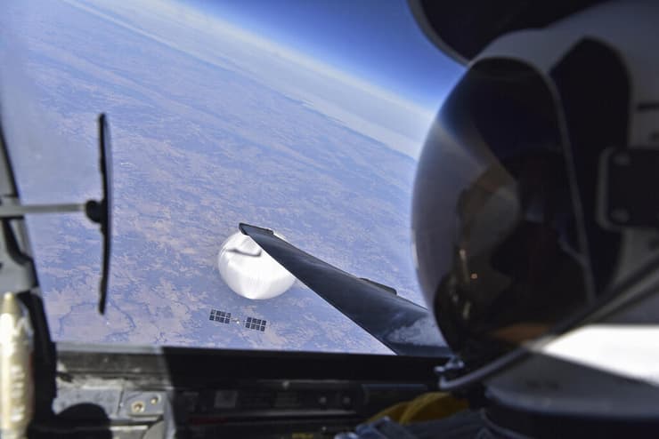 צילום סלפי של טייס מטוס ריגול אמריקני U-2 מעל בלון ריגול הבלון של סין שחלף מעל ארה"ב בצילום מ-3 בפברואר