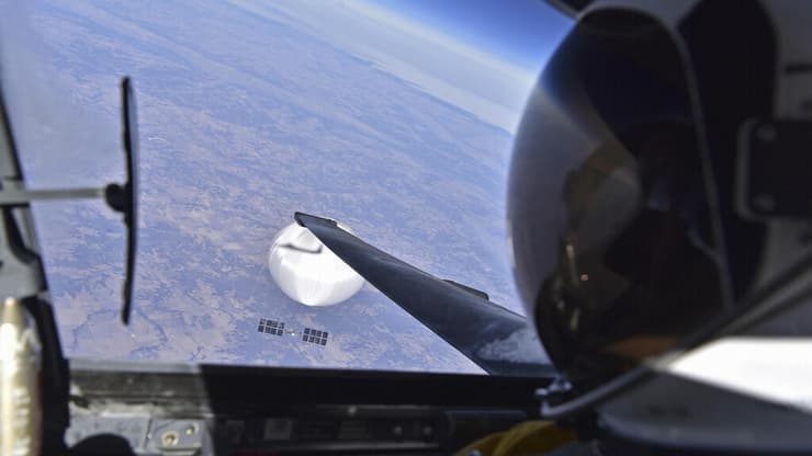 צילום סלפי של טייס מטוס ריגול אמריקני U-2 מעל בלון ריגול הבלון של סין שחלף מעל ארה"ב בצילום מ-3 בפברואר