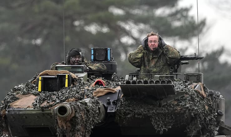 שר ההגנה של גרמניה בוריס פיסטוריוס ב טנק מדגם לאופרד 2 ב-1 בפברואר בסיס ב אוגוסטדורף גרמניה