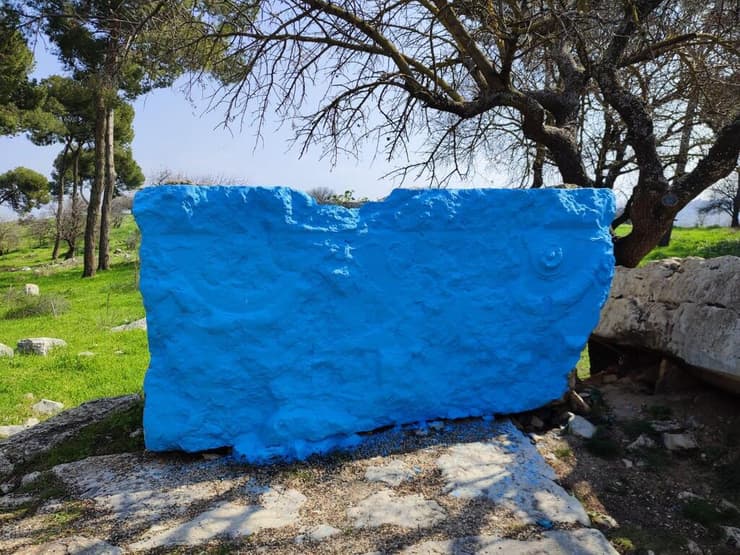סרקופג רומי שנצבע בצבע כחול