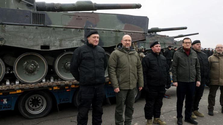 ראש ממשלת אוקראינה דניס שמיגל עם ראש ממשלת פולין מטאוש מורבייצקי ליד טנק לאופרד 2 במיקום לא ידוע באוקראינה 