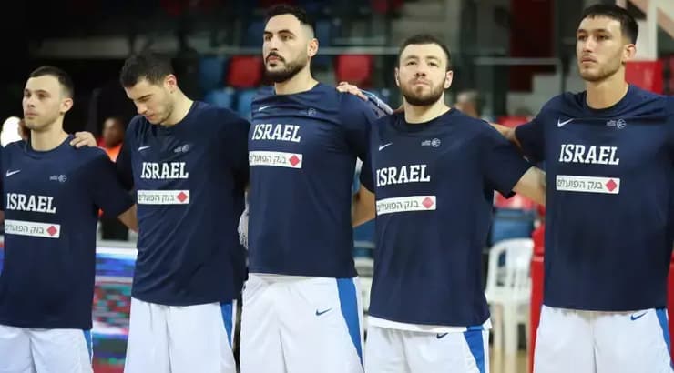 שחקני נבחרת ישראל בהמנון