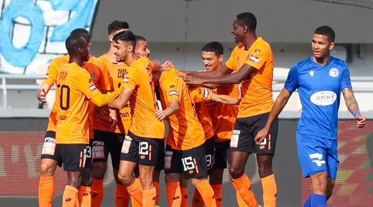 שחקני בני יהודה חוגגים