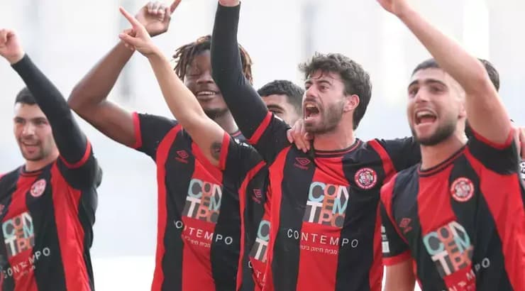 שחקני הפועל רמת גן חוגגים בסיום