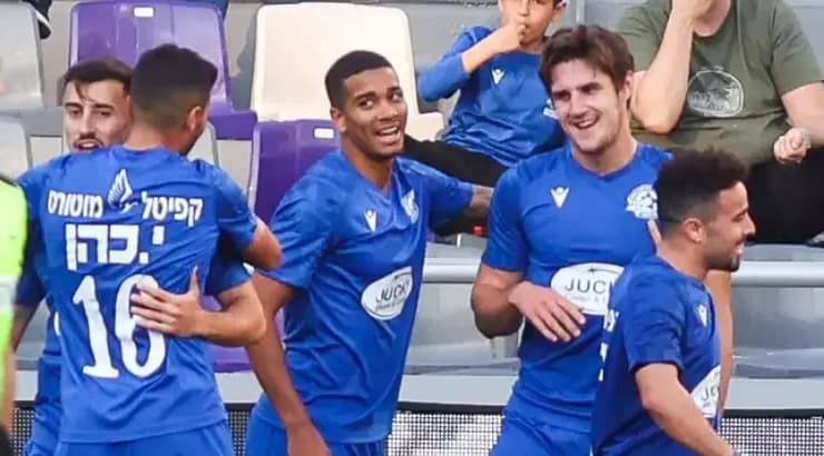 שחקני מכבי פתח תקווה חוגגים