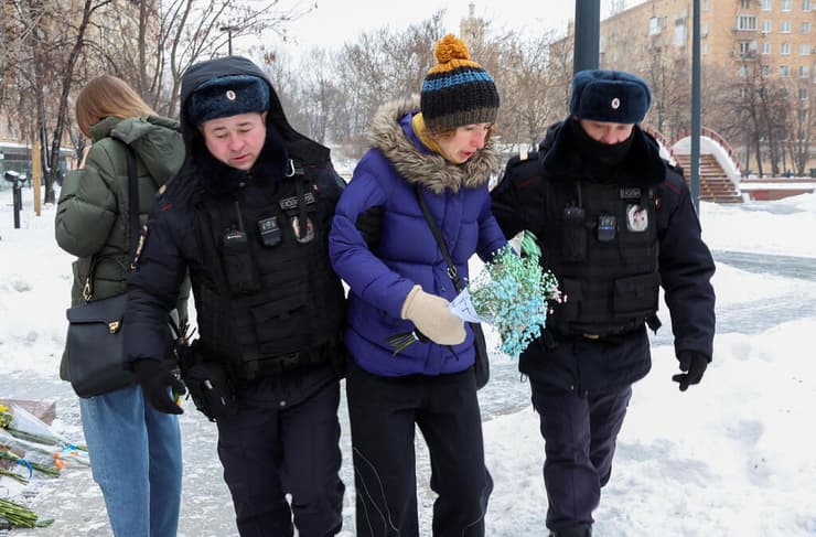 רוסיה מוסקבה פרחים על פסל ליסה אוקראינקה שוטרים מובילים אישה מהמקום