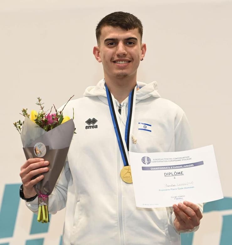 הסייף יונתן כהן עם מדליית הזהב באליפות אירופה לנוער
