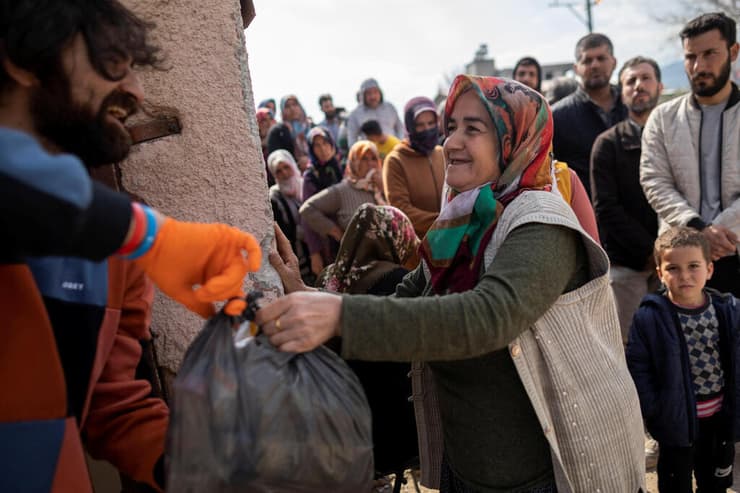 טורקיה מחוז הטאי רעידת אדמה עקורים בתור ל סיוע