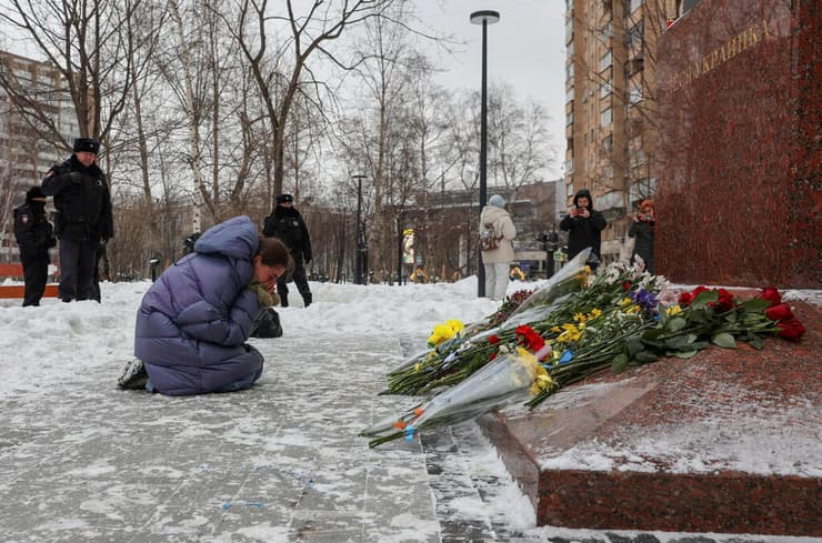 רוסיה מוסקבה פרחים על פסל ליסה אוקראינקה