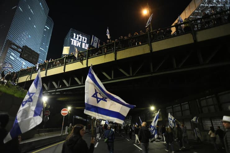 מפגינים הולכים על איילון בתל אביב