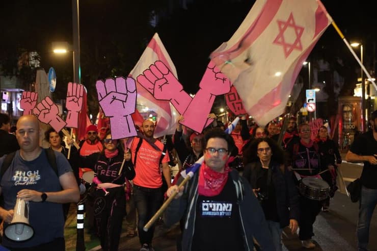 צעדה נגד המהפכה המשפטית בכיכר דיזינגוף בתל אביב
