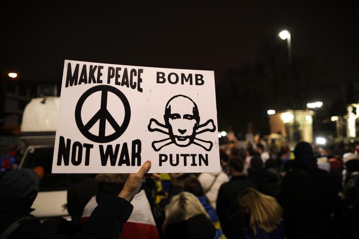 פולין מול שגרירות רוסיה ב ורשה הפגנה למען אוקראינה