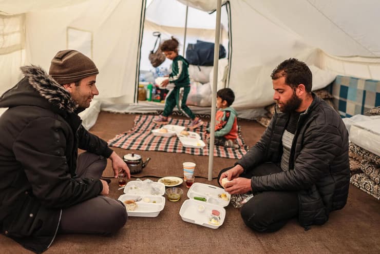 טורקיה מחוז הטאי רעידת אדמה מחנה אוהלים ל עקורי הרעש