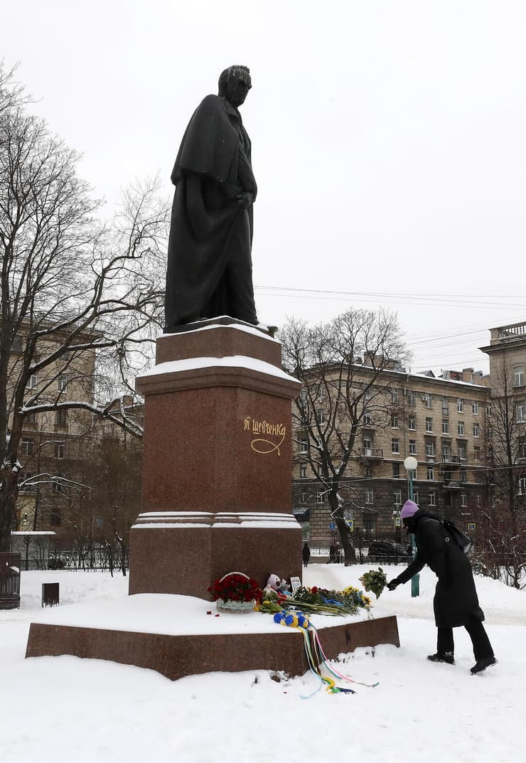 רוסיה סנט פטסבורג פרחים על אנדרטת טרס שבצ'נקו