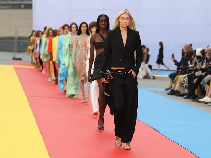 ג'יג'י חדיד בתצוגת האופנה של סטלה מקרטני לאביב-קיץ 2023