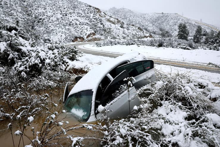 שלג בהרים באזור לוס אנג'לס ליד גרין ואלי סופה קליפורניה ארה"ב