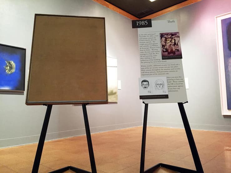 מסגרת ריקה שהוצבה במקום שבו הוצג הציור "אישה-אוכרה" לפני שנגנב (צילום: AP) מסגרת ריקה שהוצבה במקום בו הוצג הציור "אישה-אוכרה" לפני שנגנב