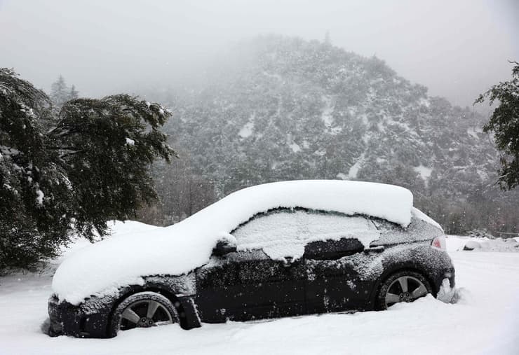 שלג בהרי סן גבריאל במחוז סן ברנדינו סופה קליפורניה ארה"ב
