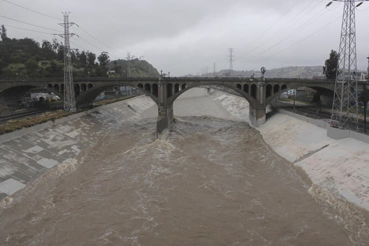 נהר לוס אנג'לס שוצף בעקבות גשמים עזים סופה קליפורניה ארה"ב
