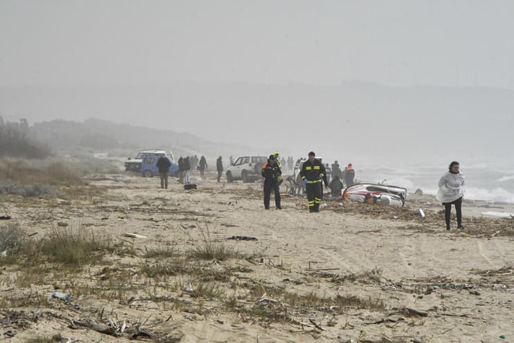 זירה של טביעת טביעה סירה של מהגרים ב חוף ב איטליה מחוז קלבריה ליד העיירה קוטרו 