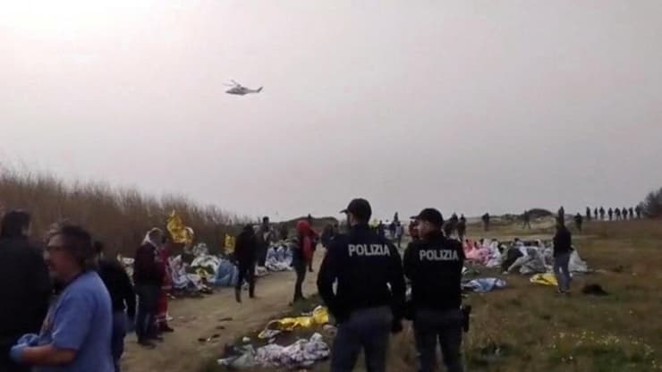 פעולות חילוץ טביעת טביעה סירה של מהגרים ב חוף ב איטליה מחוז קלבריה ליד העיירה קוטרו