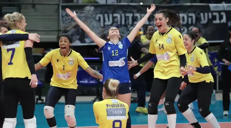 שחקניות מכבי אשדוד חוגגות זכייה בגביע המדינה