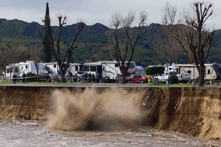נהר סנטה קלרה שעלה על גדותיו וגרם לנזק לבתים ניידים סופה קליפורניה ארה"ב