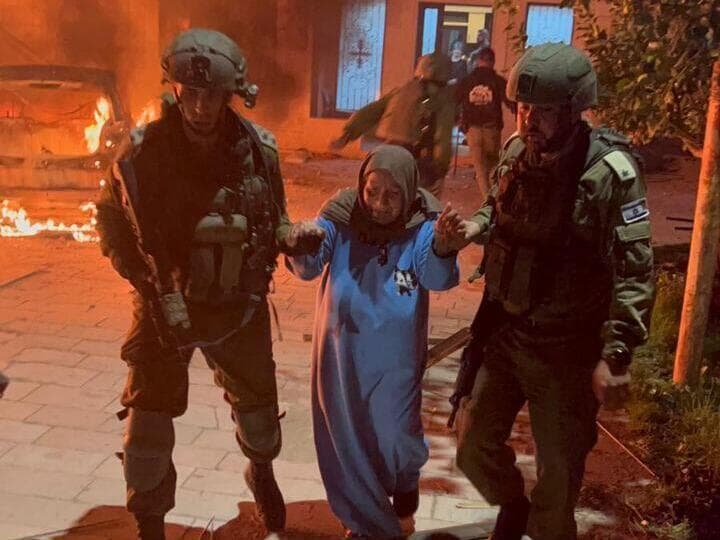    כוחות צה"ל מחלצים פלסטינית מביתה שהוצת בחווארה