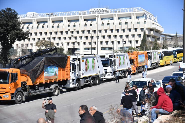 מחאת השלטון המקומי מחוץ למשרדי הממשלה בירושלים