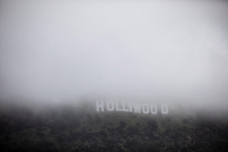 שלג על שלט הוליווד ב לוס אנג'לס סופה קליפורניה ארה"ב ביום שישי