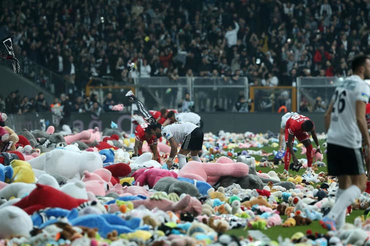 בובות ש נזרקו למגרש כדורגל במשחק ב איסטנבול טורקיה למען ילדים שנפגעו באסון רעידת אדמה רעש במשחק בין בשיקטש ל אנטליהספור