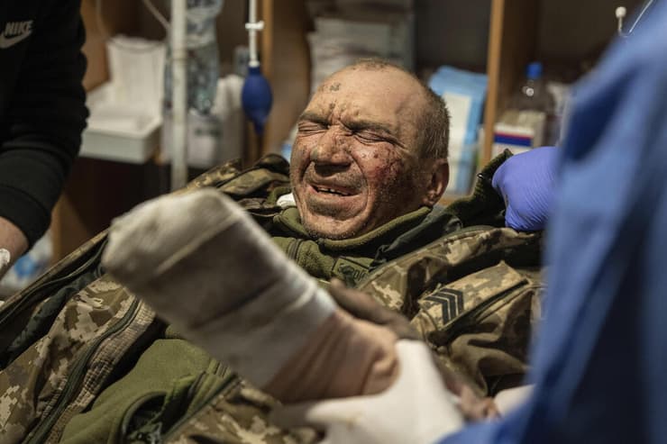 מטפלים ב לוחמים אוקראינים שנפצעו ב בית חולים שדה ליד בחמוט אוקראינה מלחמה מול רוסיה