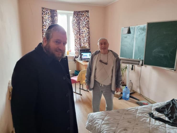 הרב שאול הורוביץ לצד גנדי סקוקין, יהודי שחי במבנה של כיתה י"א