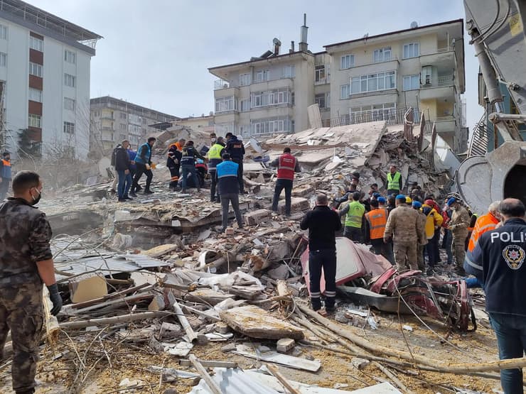 פעולות חילוץ בעקבות רעידה רעידת אדמה רעש ב טורקיה כפר ישיליורט ב מלטיה