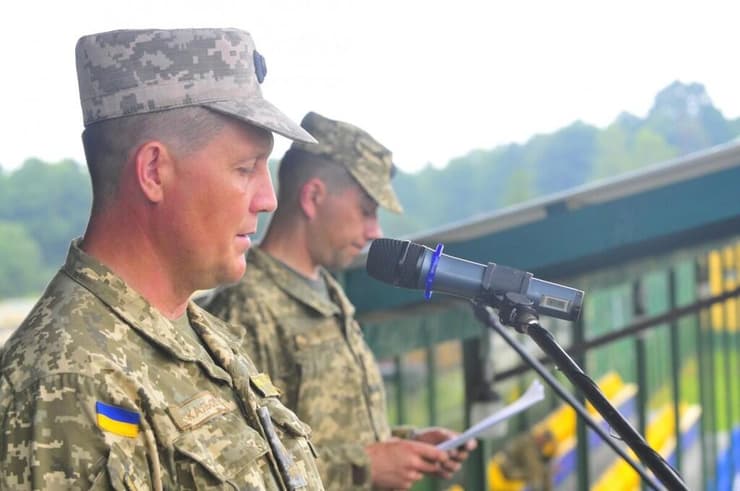 הגנרל האוקראיני אדוארד מוסקאליוב שהודח במפתיע על ידי נשיא אוקראינה וולודימיר זלנסקי בצילום מ-2016 בתרגיל עם ארה"ב 