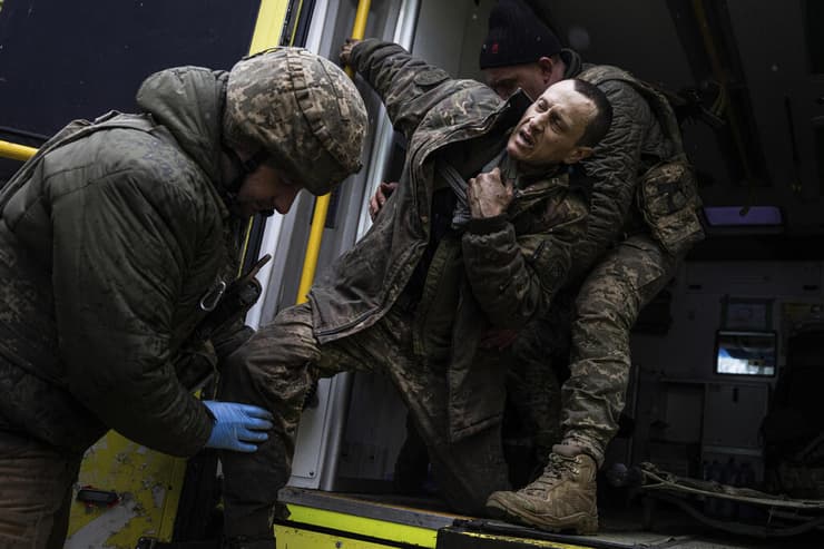 מטפלים ב לוחמים אוקראינים שנפצעו ב בית חולים שדה ליד בחמוט אוקראינה מלחמה מול רוסיה