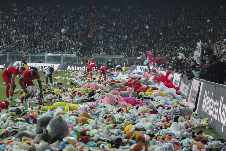 בובות ש נזרקו למגרש כדורגל במשחק ב איסטנבול טורקיה למען ילדים שנפגעו באסון רעידת אדמה רעש במשחק בין בשיקטש ל אנטליהספור