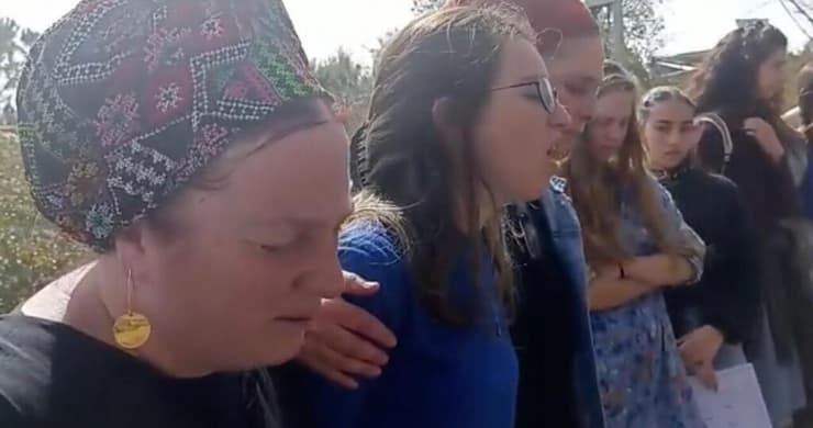 רחל יניב, אחותם של הנרצחים בפיגוע, אומרת "מזמור לתודה" עם חברותיה