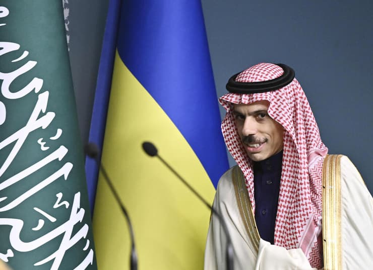 שר החוץ של סעודיה פייסל בן פרחאן אל סעוד במהלך ביקור ב קייב אוקראינה