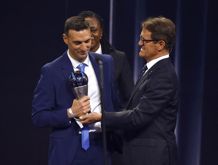 קאפלו מעניק לסקאלוני את פרס מאמן השנה