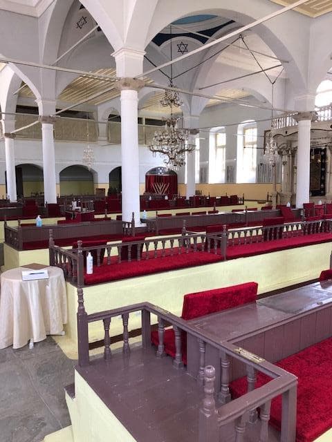 בתוך בית הכנסת העתיק של יאנינה