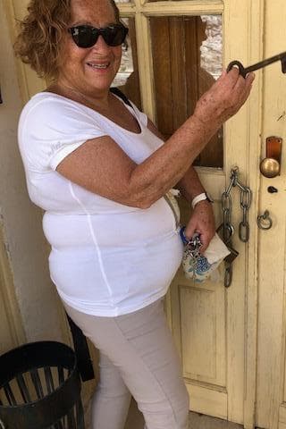אלגרה מצא בכניסה לבית הכנסת. היהודייה שמחזיקה את המפתחות להיסטוריה של הקהילה ביאנינה