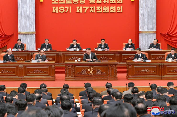 שליט צפון קוריאה קים ג'ונג און בכינוס של מפלגת השלטון