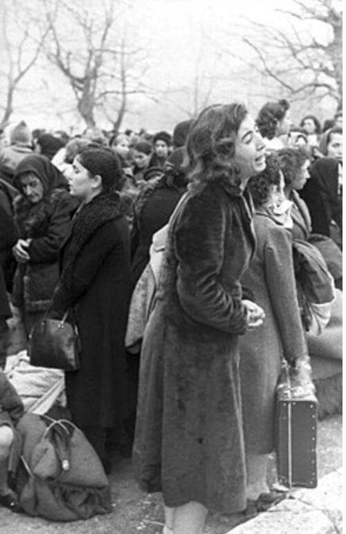 הנערה פאני חיים נפרדת מבני משפחתה המועלים על משאיות בעת גירושם לעיר לאריסה ומשם לאושוויץ, מרץ 1944. פאני נשלחה גם היא למחנה ושרדה
